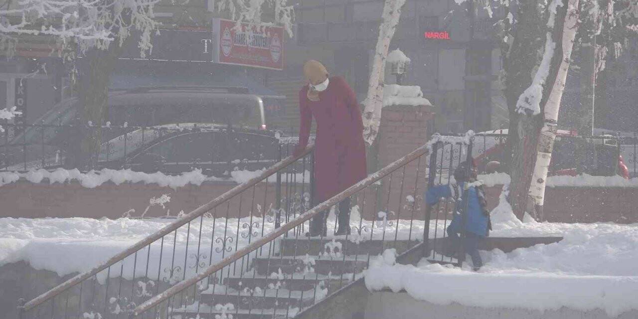 Göle’de hayat dondu, eksi 22,2 derece