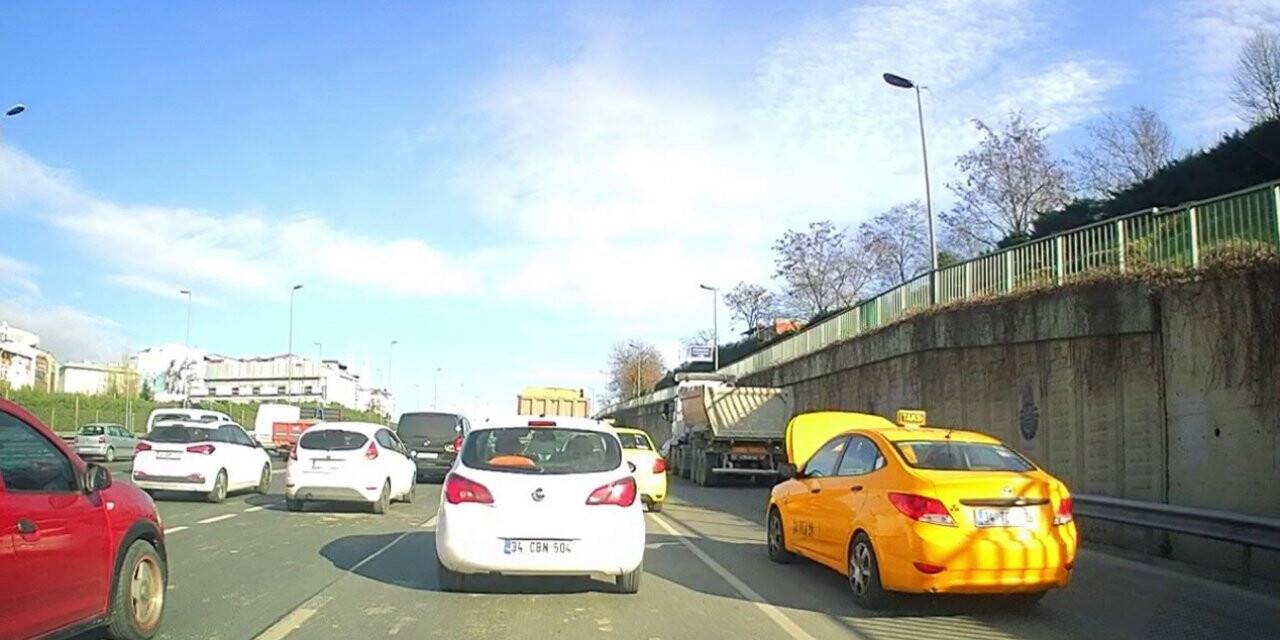 Şişli’de arıza yapan taksi kaputu açık yoluna devam etti