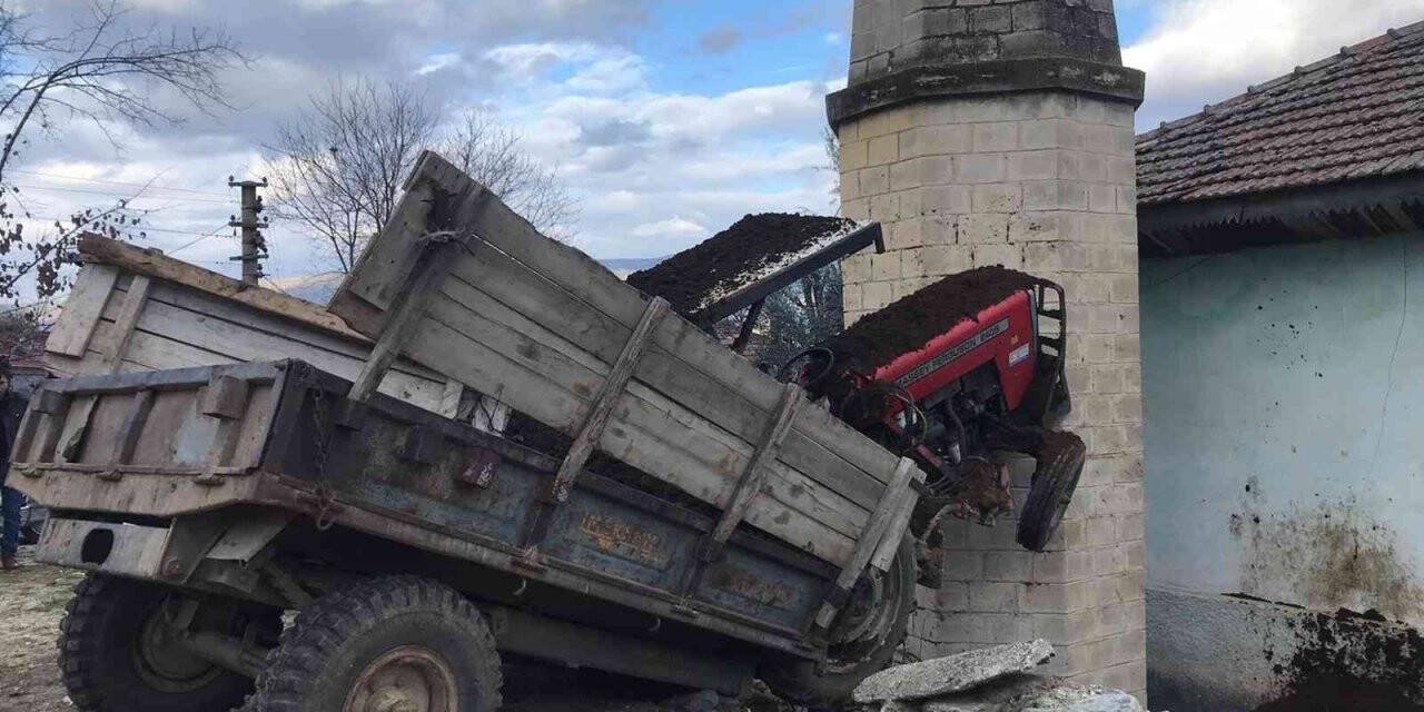 Kontrolden çıkan traktör cami minaresine çarparak durdu