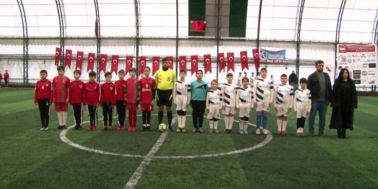 Bayrampaşa’da minik futbolcular şehitler için sahaya çıktı