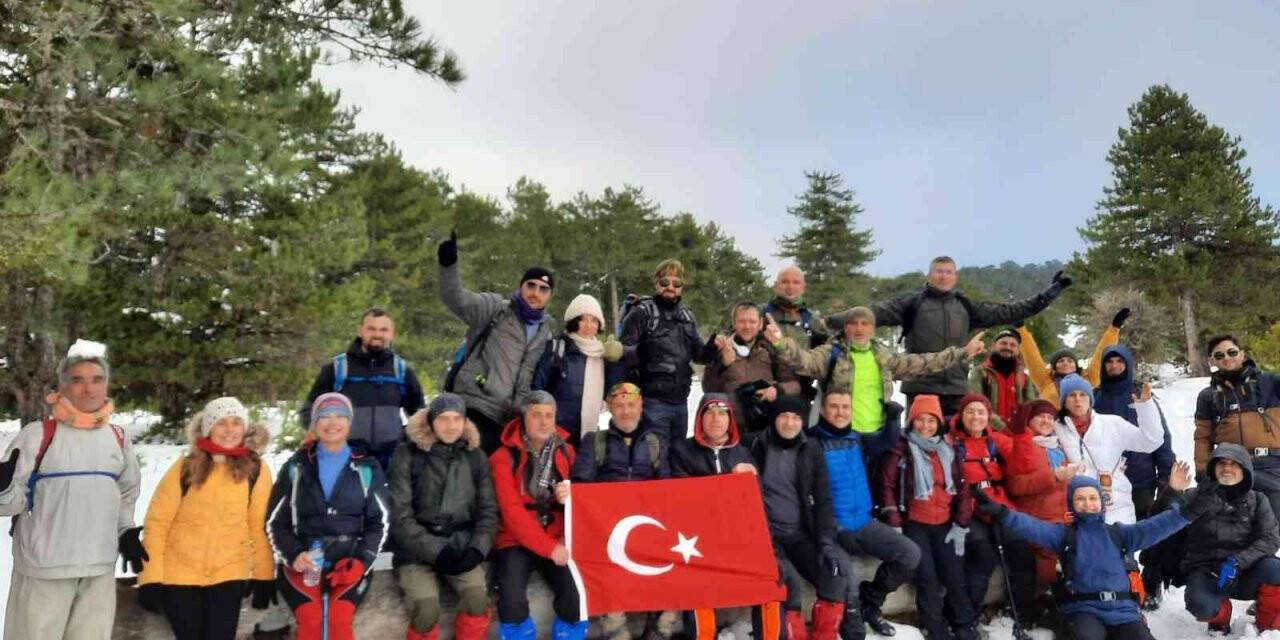 Doğa tutkunları kar kalınlığının 1 metreye ulaştığı Türkmen Dağı’na çıktılar