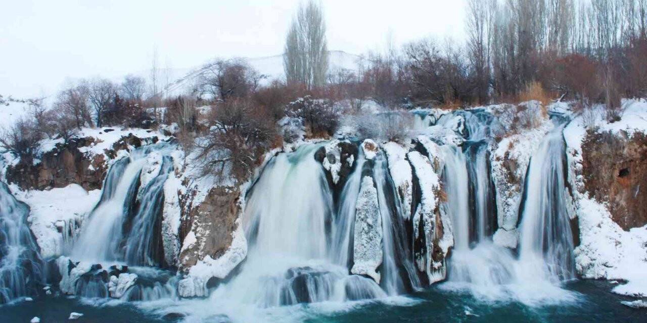 Muradiye Şelalesi beyaz gelinliğiyle misafirlerini ağırlıyor