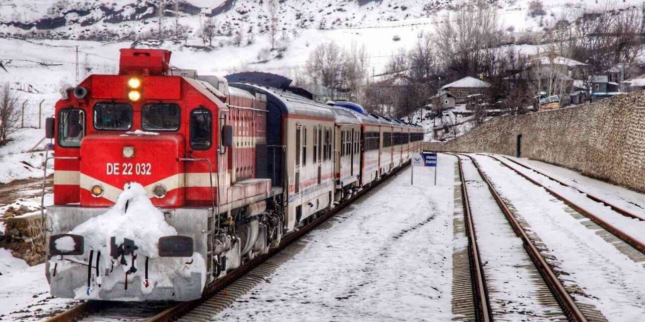 Elazığ-Tatvan arası tren yolculuğundan muhteşem kış manzaraları