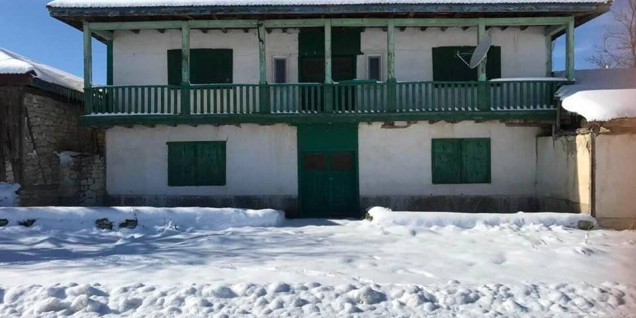 Köydeki 100 yıllık eski evler dimdik ayakta