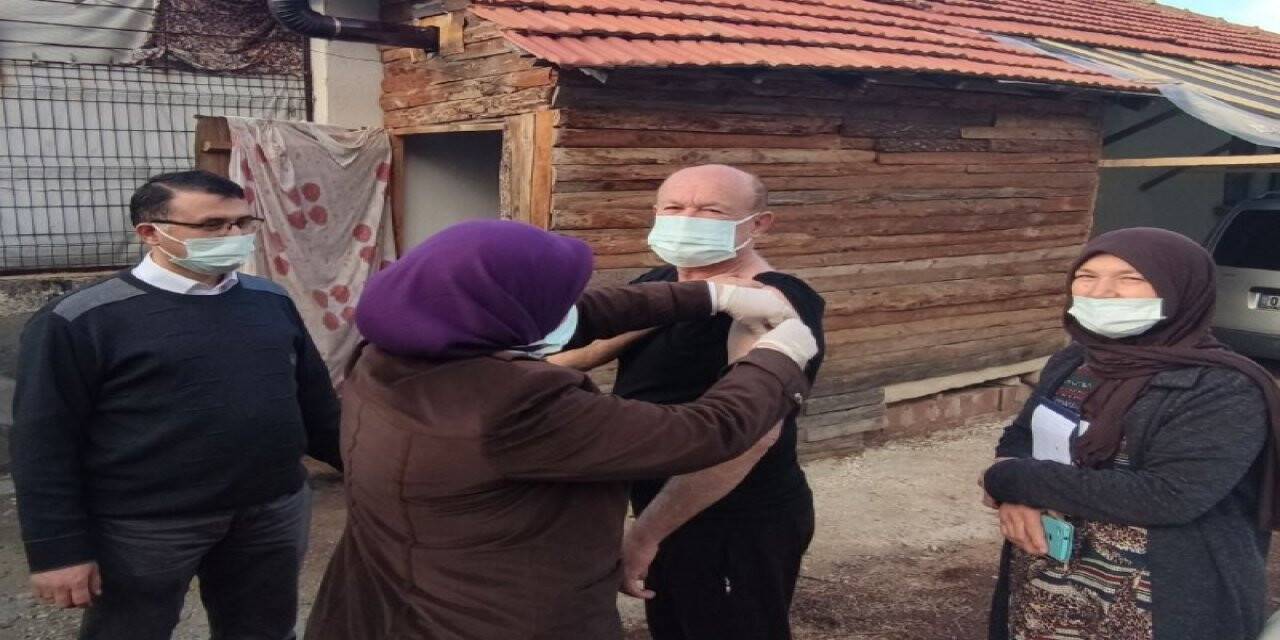 Kumluca’nın uzak mahallelerinde vatandaşlara ‘evde aşı hizmeti’
