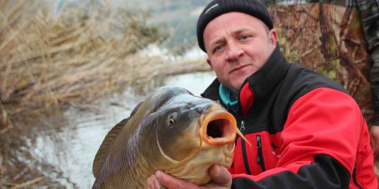 Yakalanan 22 kiloluk dev sazan balığı görenleri hayrete düşürdü