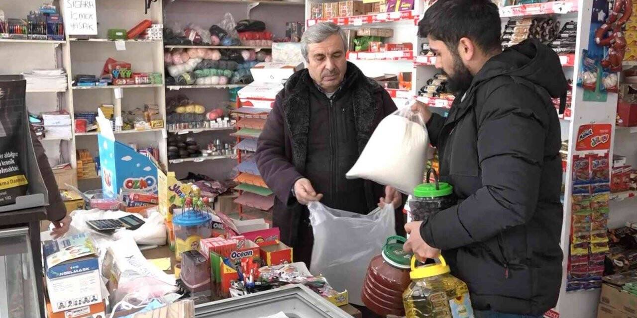 Elazığ’da bakkal sahibi indirim yaptı, astığı yazılarla da dikkat çekti