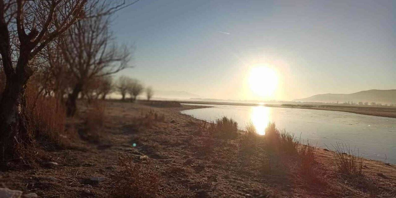 Işıklı Gölü buz tuttu, balıkçılar gölün üzerinde yürüdü