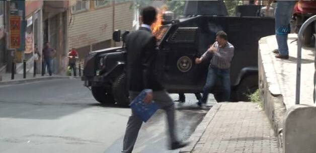 Polis memuru canını zor kurtardı VİDEO