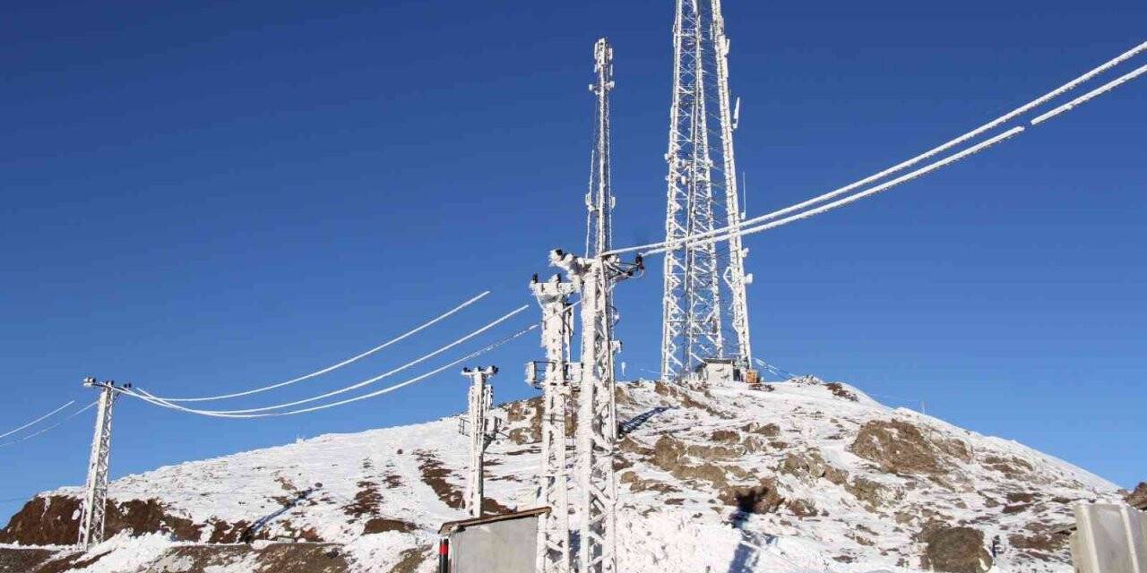 Şemdinli’de elektrik direkleri buz tuttu