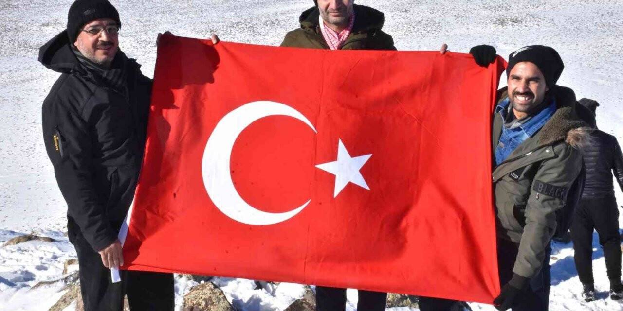 Sarıkamış şehitlerini anmak için bin 910 rakımlı, karla kaplı Karacadağ’a çıktılar