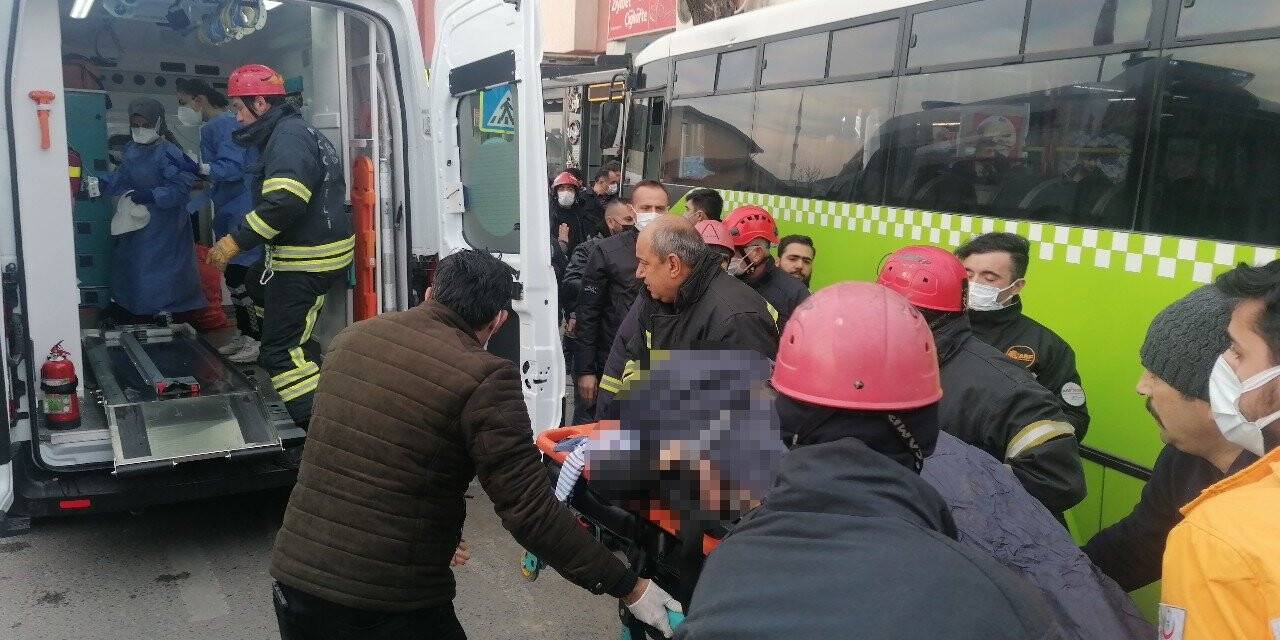 Çocuklarıyla birlikte otobüsün altında  kalan kadın hayatını kaybetti