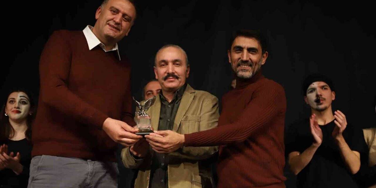 Kartal Belediye Tiyatrosu’nun sahneye koyduğu ‘Eşeğin Gölgesi’ oyununun galası yapıldı