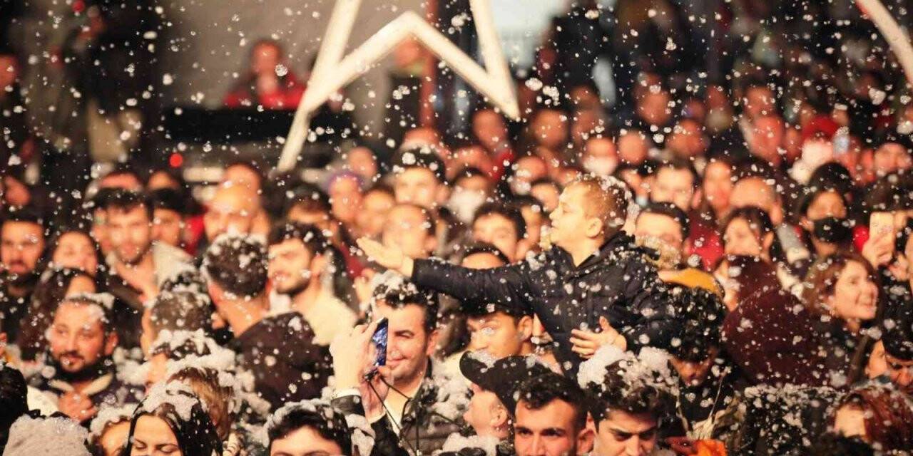 Bodrum’a suni kar yağdırıldı, eğlence doruğa çıktı, esnafın yüzü güldü