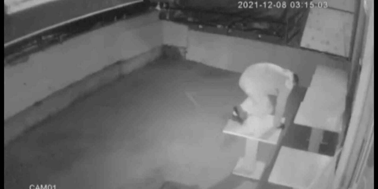 Bursa’da sakar hırsız kamerada