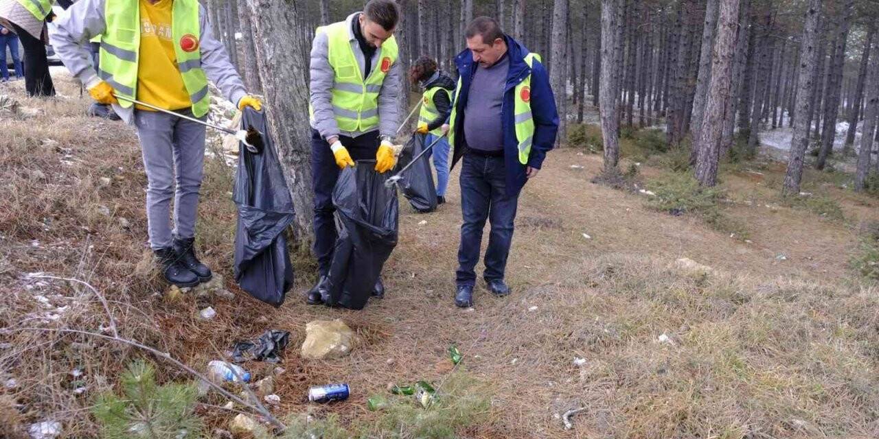Çevre Gönüllüleri, ormanda çöp topladı