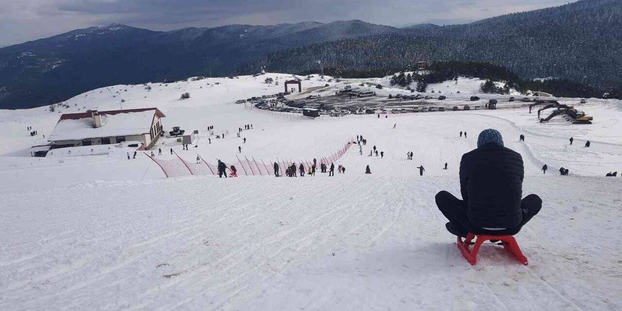 Keltepe Kayak Merkezi hafta sonunda 2 bin kişiyi ağırladı