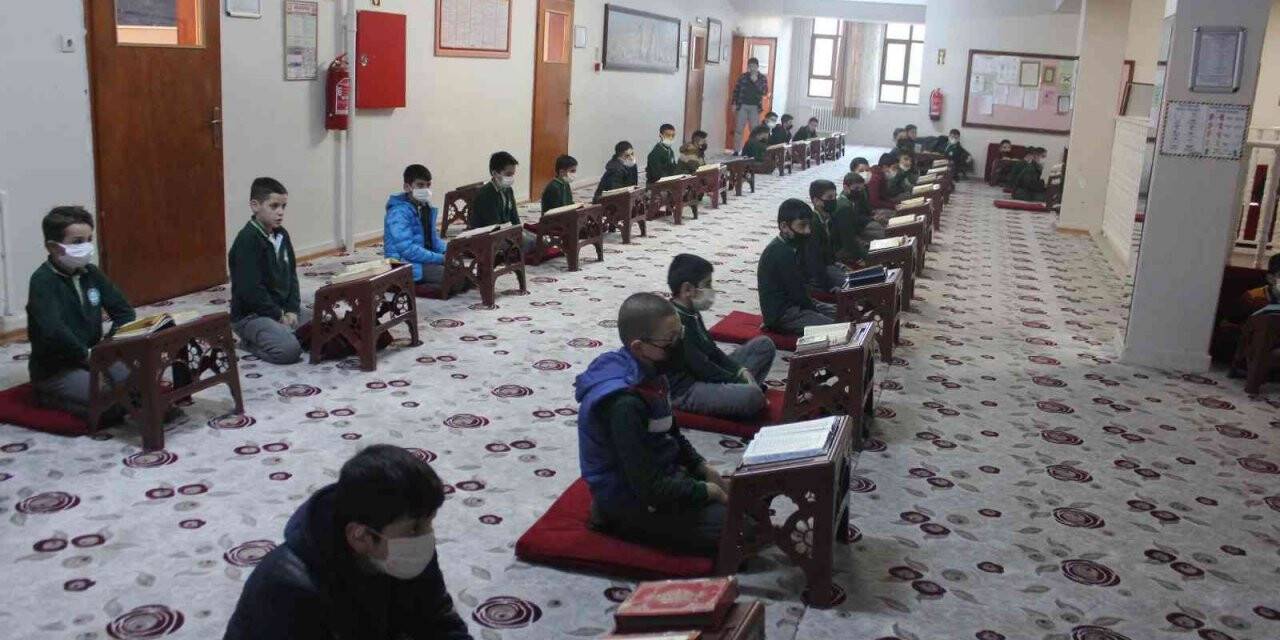 Kur’an bülbüllerinden Kur’an tilaveti