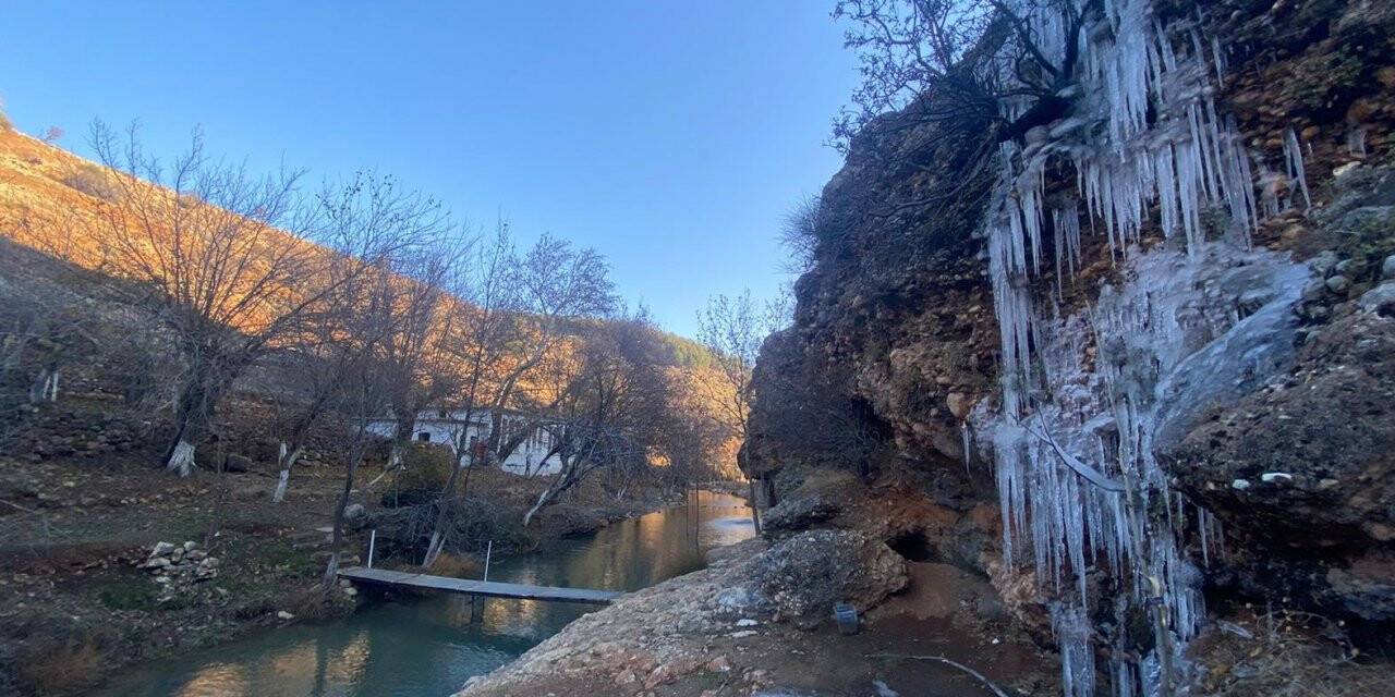 Akan sular buz tuttu