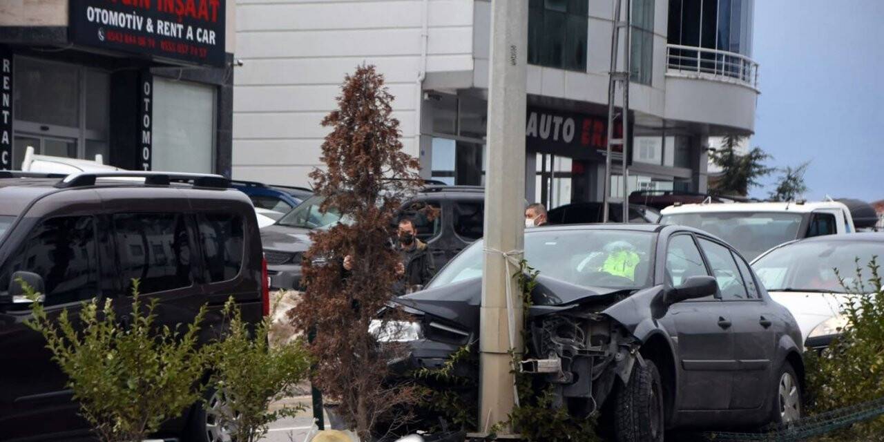 Otomobil elektrik direğine çarptı: 1 yaralı