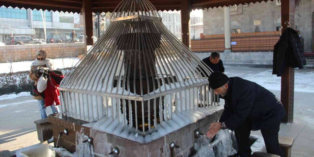 Erzurum eksi 16’yı gördü şadırvanlar adeta buzdan şelaleye döndü