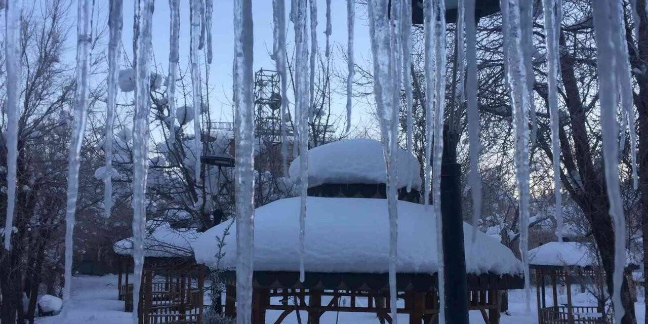Karlıova’da buz sarkıtları oluştu, çeşmeler dondu