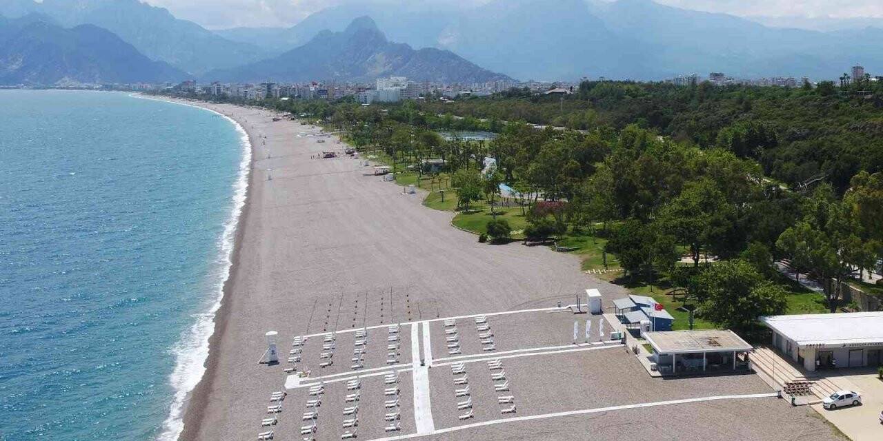 Konyaaltı sahilinde tuvalet ve giyinme kabini sayıları artırılacak, otopark ihlalleri önlenecek