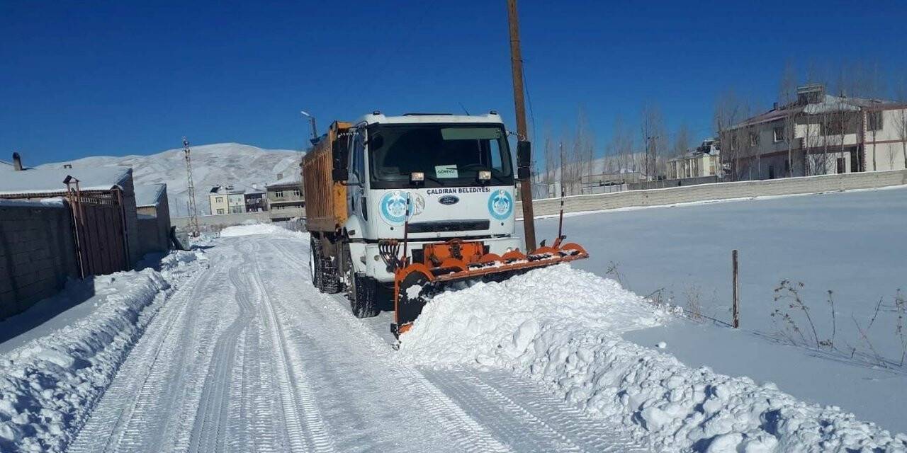 Çaldıran’da karla mücadele çalışmaları devan ediyor