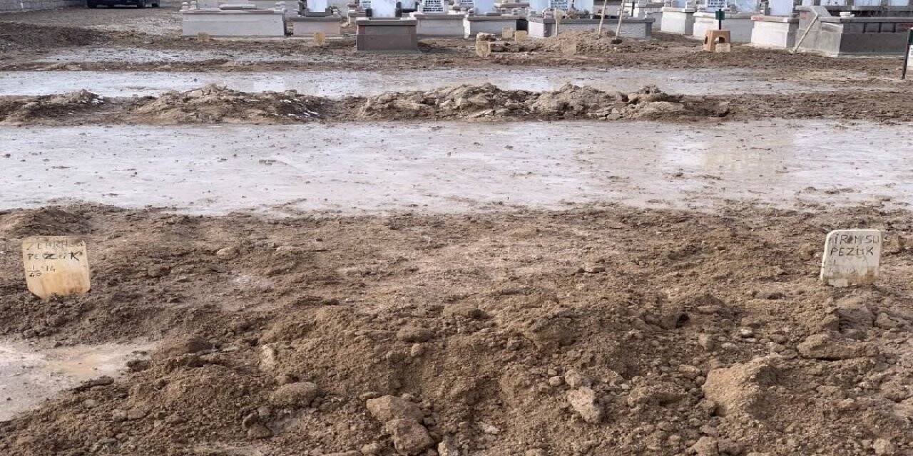 7. kattan düşerek hayatını kaybeden kuzenler yan yana defnedildi