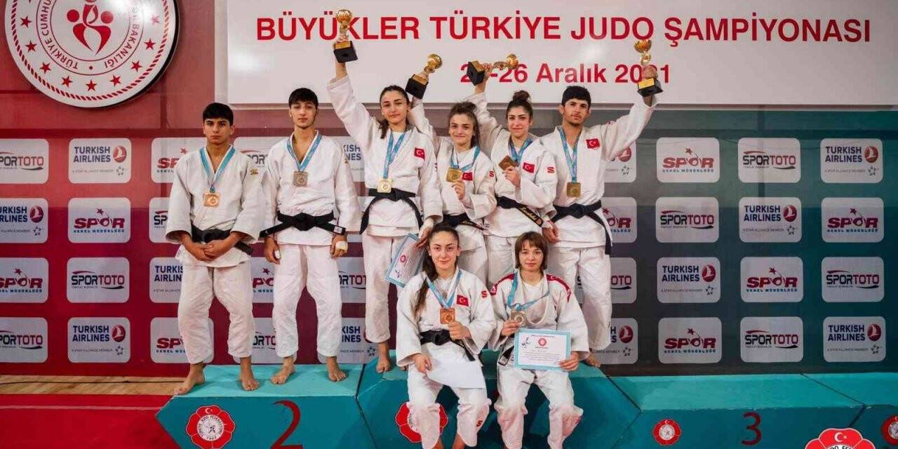 Kağıtspor’un judocuları madalyalarını aldı