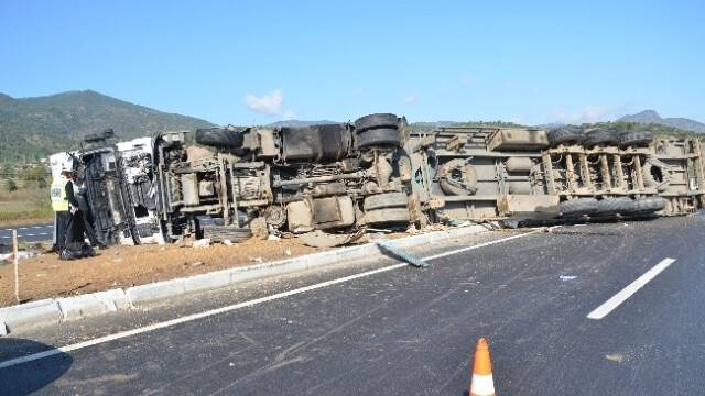 Konya'da Tır Devrildi: 1 Ölü, 1 Yaralı