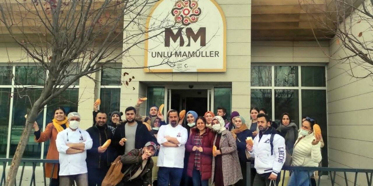 Üniversite öğrencileri glutensiz unlu mamüller üretim tesisinde