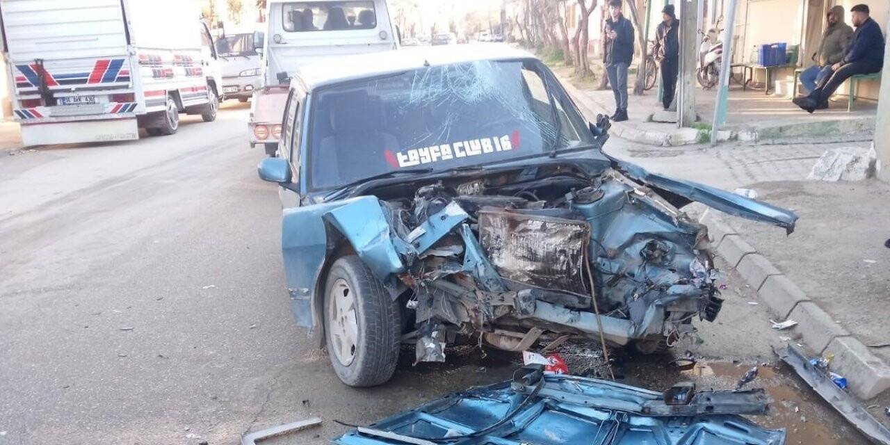 Park halindeki araca çarptı; 1 yaralı
