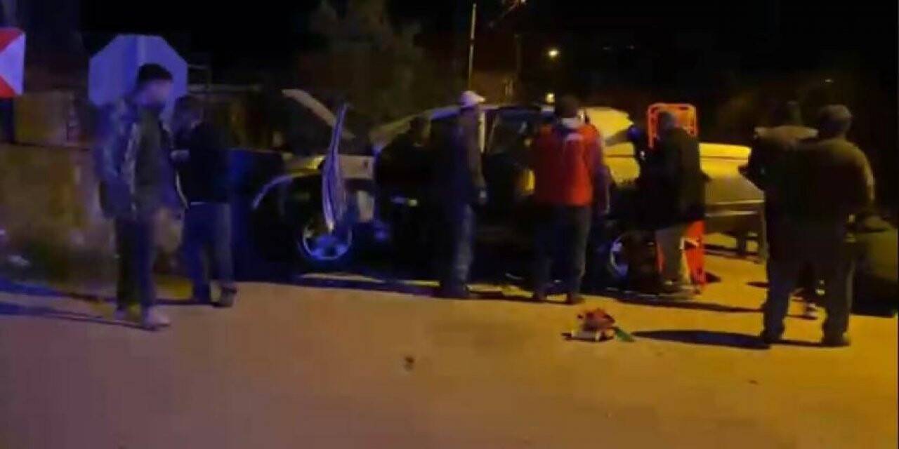 Virajı alamayan cip bahçe duvarına girdi, o anlar güvenlik kamerasına yansıdı