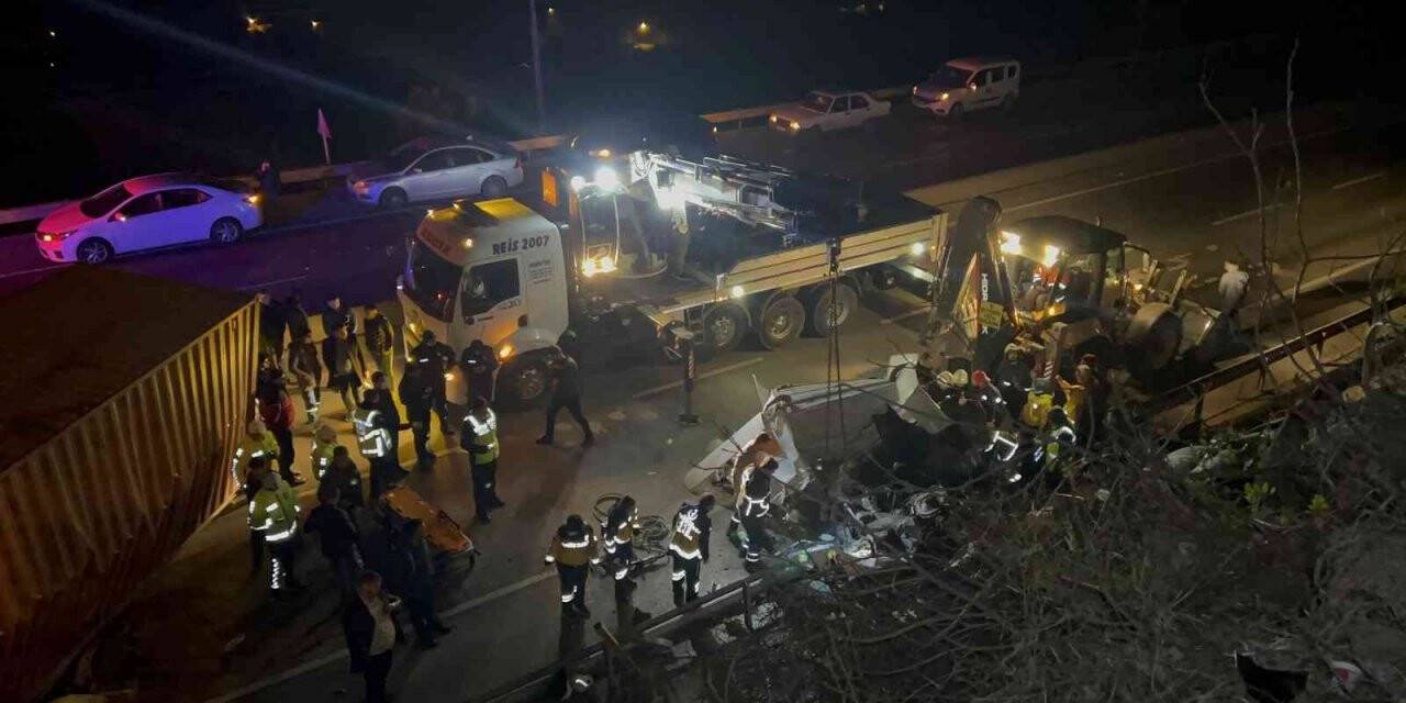 Freni patlayan tır bir evin bahçe duvarını yıkıp on metreden yola devrildi