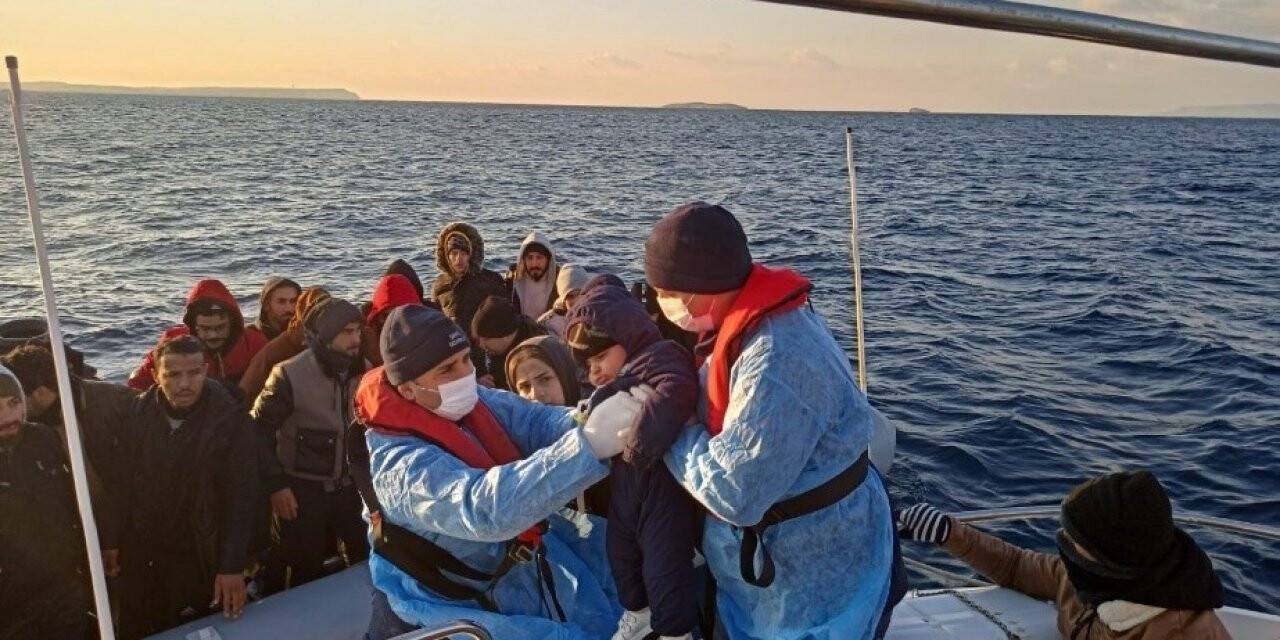 İzmir açıklarında 102 düzensiz göçmen kurtarıldı