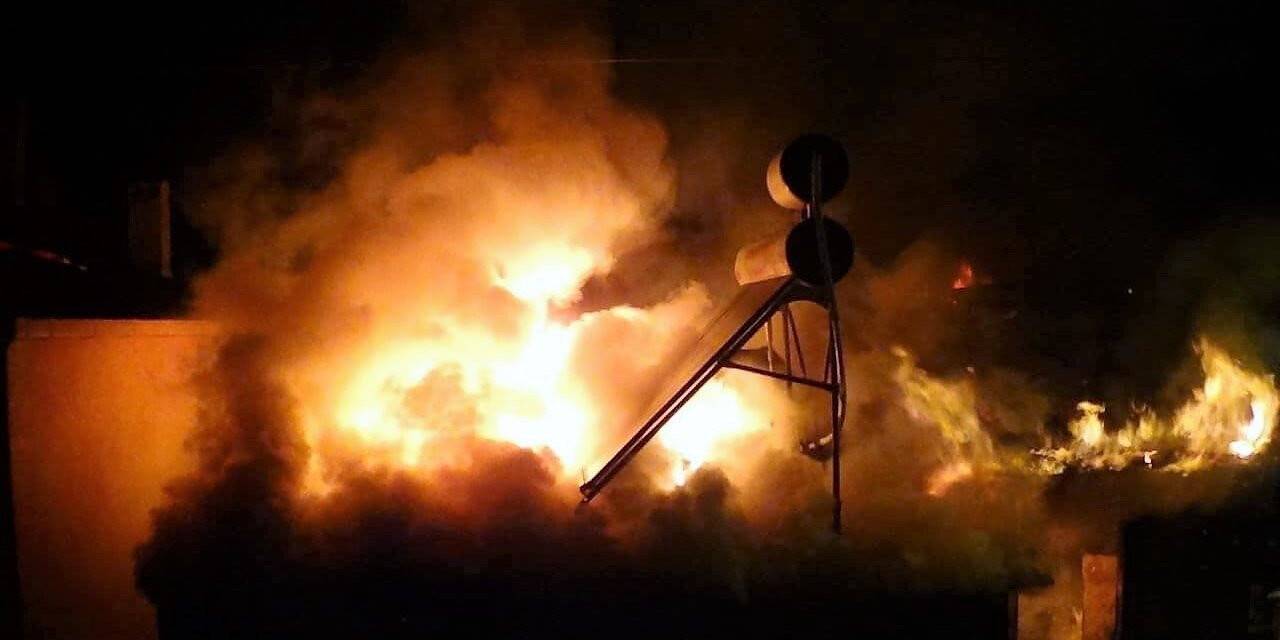 Tokat’ta iki katlı ev alev alev yandı