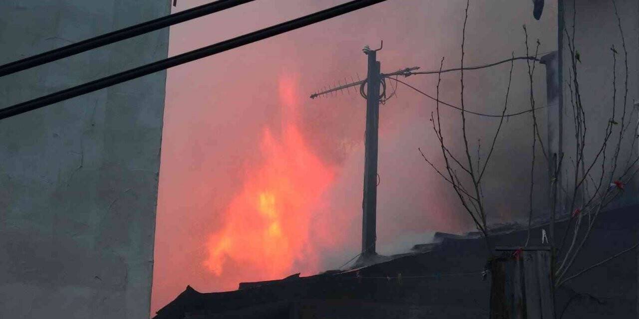 Bursa’da 2 ev alevlere teslim oldu...Kış ortasında evsiz kaldılar