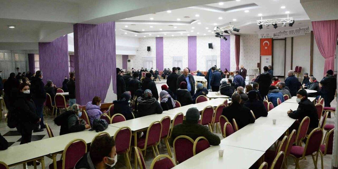 Bu kuyruğun sebebi düğün salonu kiralamak için