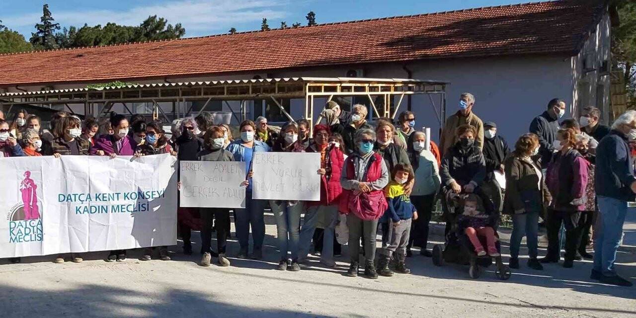 Datça’da kadın platformu üyelerinden adliye önünde basın açıklaması
