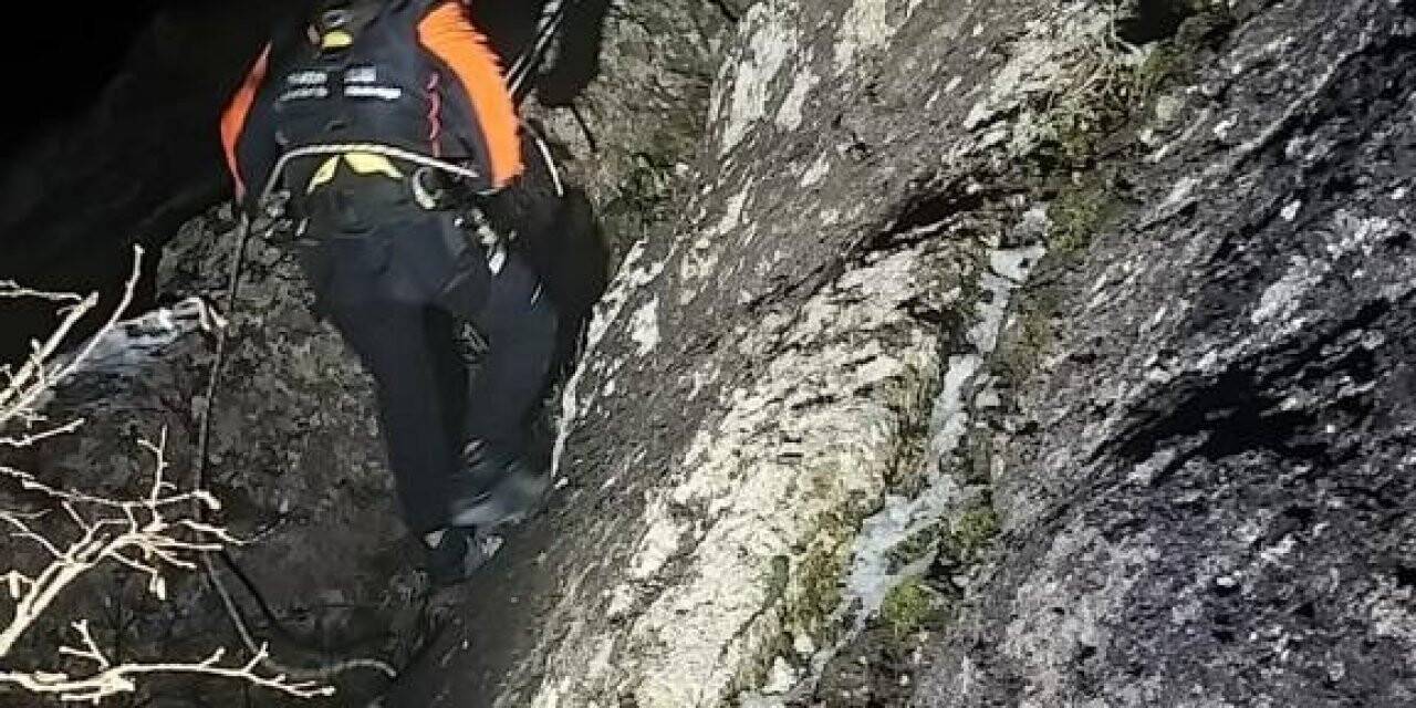 Tırmandığı kayanın üstünde mahsur kalan kişi kurtarıldı