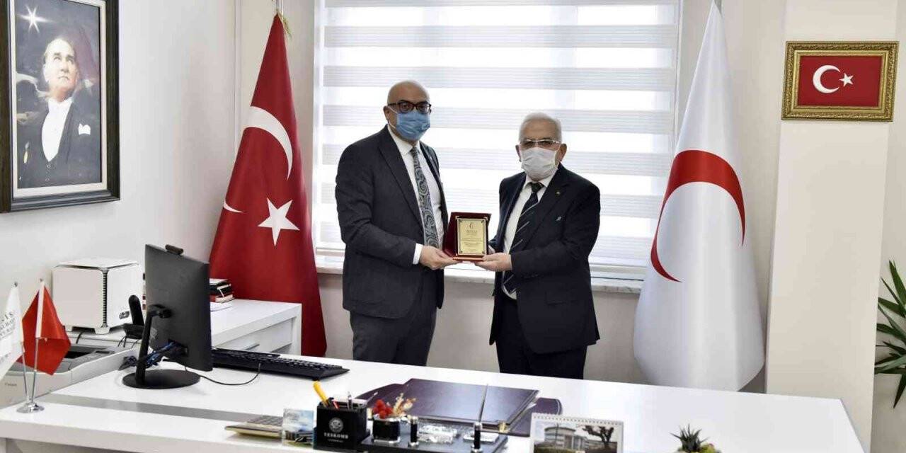 Hastaneye bağışta bulunan MESKOP’a Rektör Ataç’tan plaket