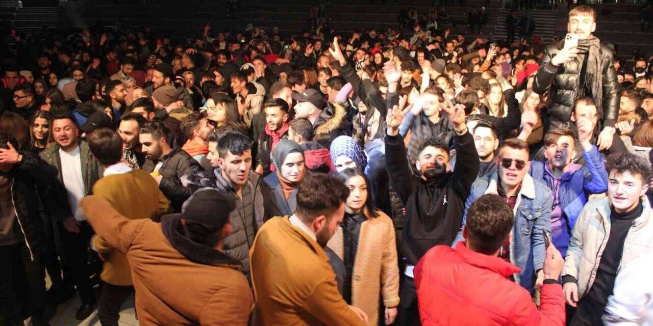 Öğrenciler finaller öncesi stres attı