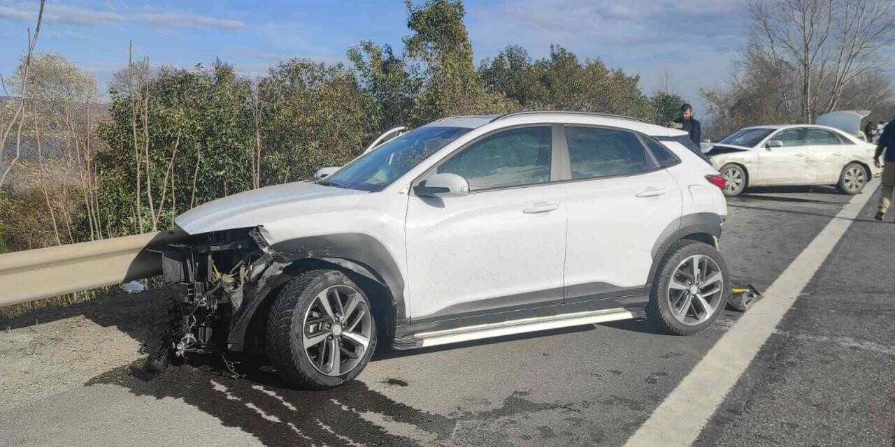 TEM’de lüks otomobil ve SUV tarzı araç çarpıştı: 3 yaralı