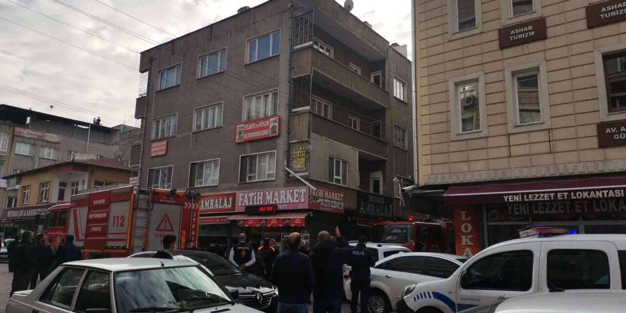 Binanın çatısında çıkan yangın söndürüldü