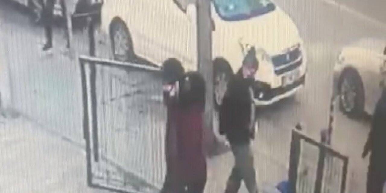 Engelli çocuğa baba şiddeti güvenlik kamerasına yansıdı