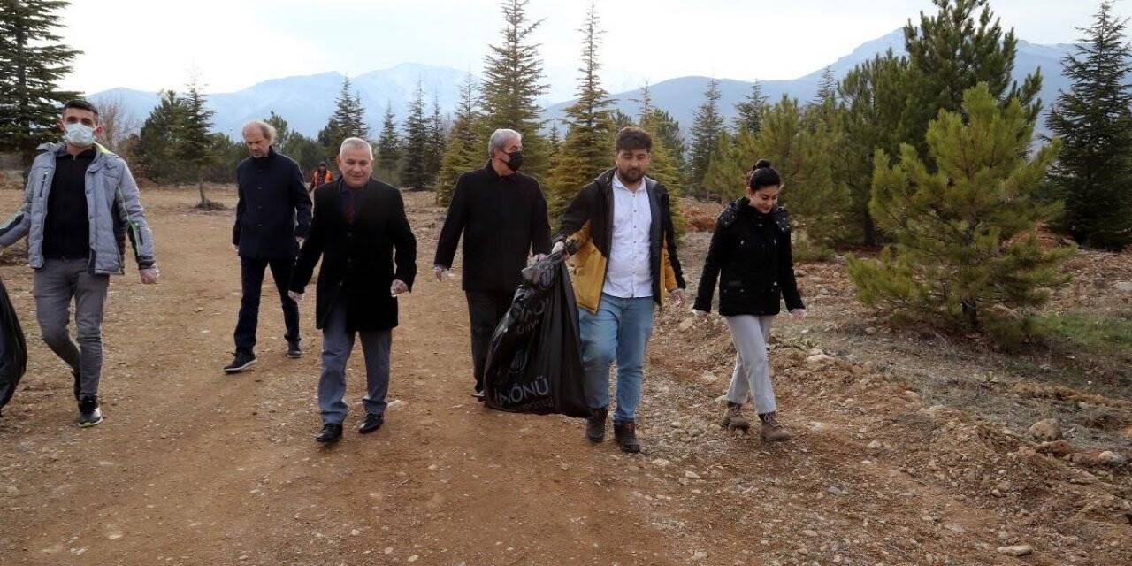 Üniversite öğrencileri atık topladı