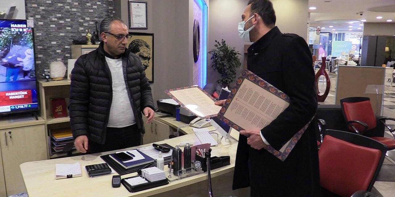 Akşehir Belediyesinden esnafa İstiklal Marşı tablosu armağanı