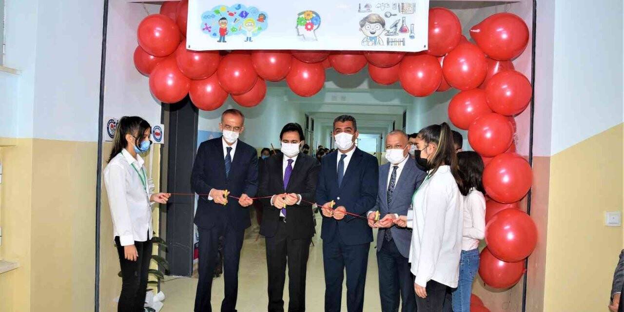 Karahasanlı Ortaokulu 4006 Bilim Fuarının açılışı yapıldı