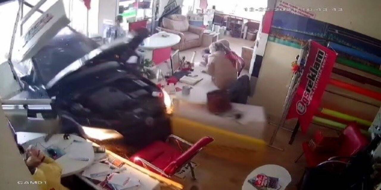 Kontrolden çıkan otomobilin iş yerine girme anı kamerada